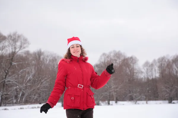 Glad tjej på vintern i park — Stockfoto