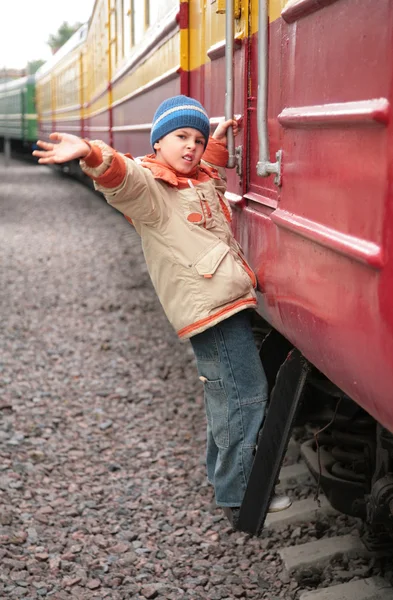 Хлопчик біля підніжжя пасажирського вагона — стокове фото