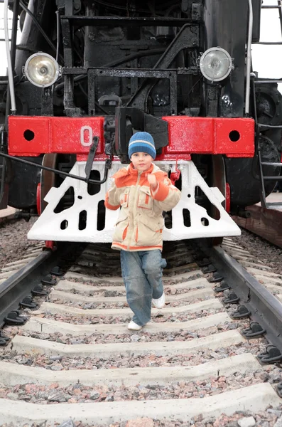 Menino corre antes de locomotiva — Fotografia de Stock
