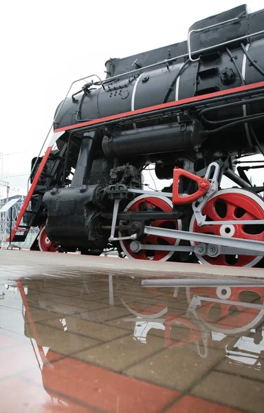 Locomotora de vapor y su reflejo en charco —  Fotos de Stock
