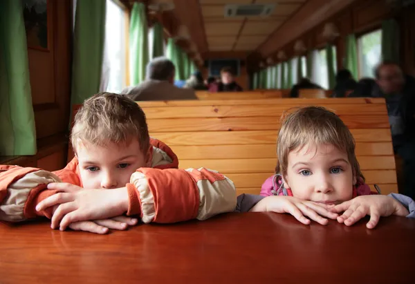 Двое детей в поезде — стоковое фото