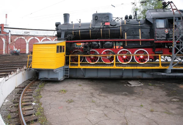 Locomotiva a vapor no museu ao lado — Fotografia de Stock