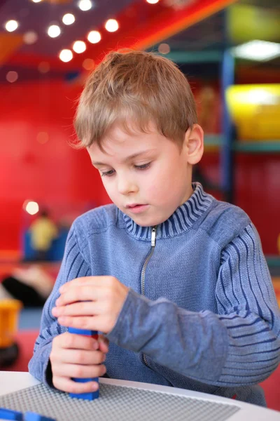 Chłopiec bawi się z tworzywa sztucznego Konstruktor w przedszkolu — Zdjęcie stockowe