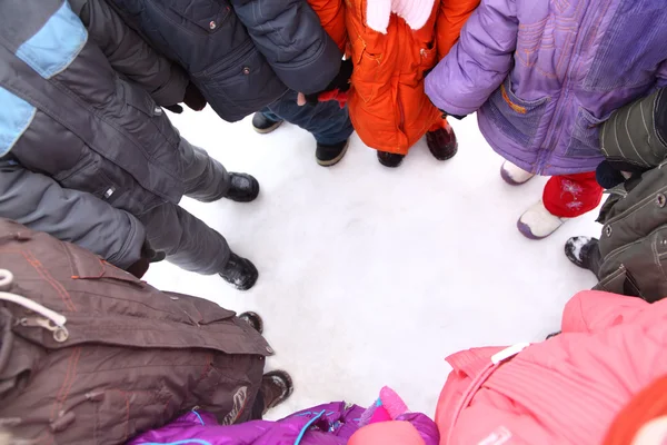 As crianças ficam em pé, vista superior — Fotografia de Stock