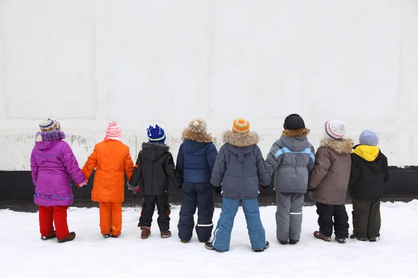 Děti stojí s sepjatýma rukama, pohled zezadu — Stock fotografie