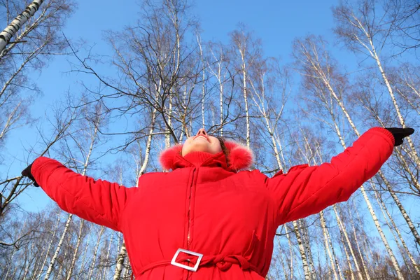 Giovane donna con le mani alzate guarda nel cielo — Foto Stock