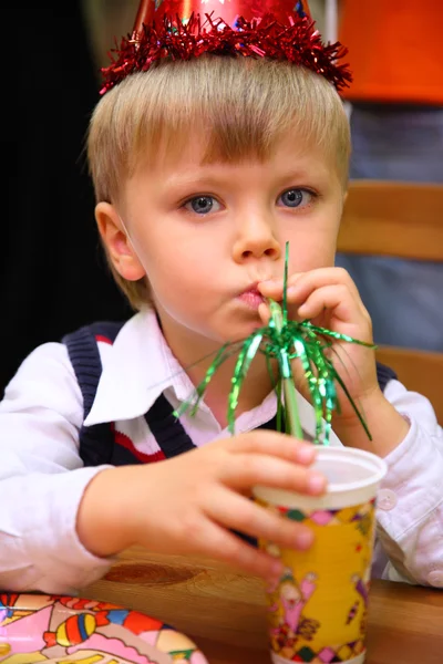 幼稚園での休日の小さな男の子 — ストック写真