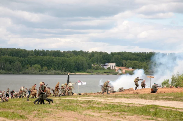 LAKE SENEJ, RUSSIA - MAY 30, 2008: Soldiers in attack in a WWI r — Stock Photo, Image