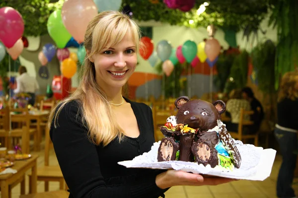 Νεαρή γυναίκα στις διακοπές των παιδιών στο νηπιαγωγείο με σοκολάτα — Φωτογραφία Αρχείου