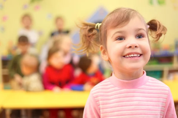 Маленька усміхнена дівчинка в дитячому садку — стокове фото