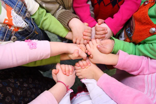 Niños de pie con las manos unidas, vista superior — Foto de Stock