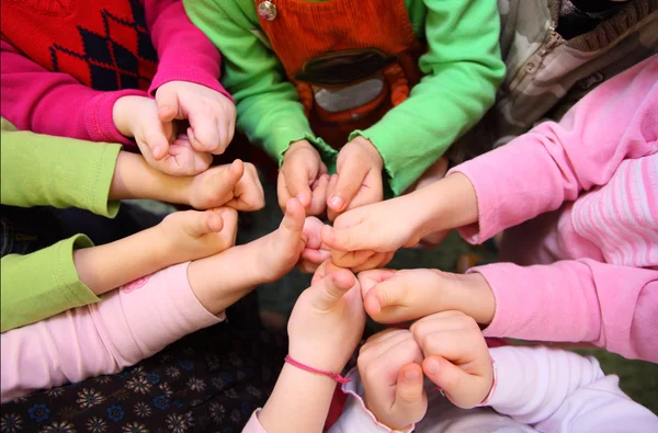 Las manos de los niños muestran signo ok, vista superior —  Fotos de Stock