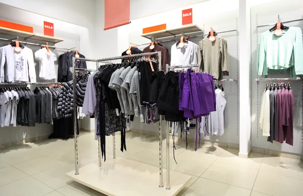 Interno di negozio di vestiti — Foto Stock