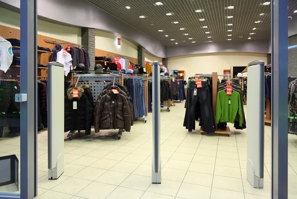 Entrada en la sección de ropa en la tienda — Foto de Stock