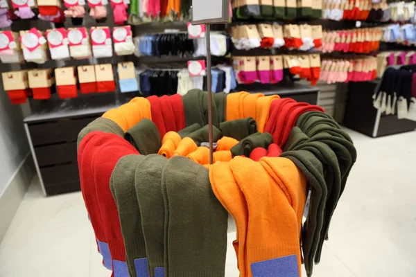 Hyllor och ställningar med strumpor i butik — Stockfoto