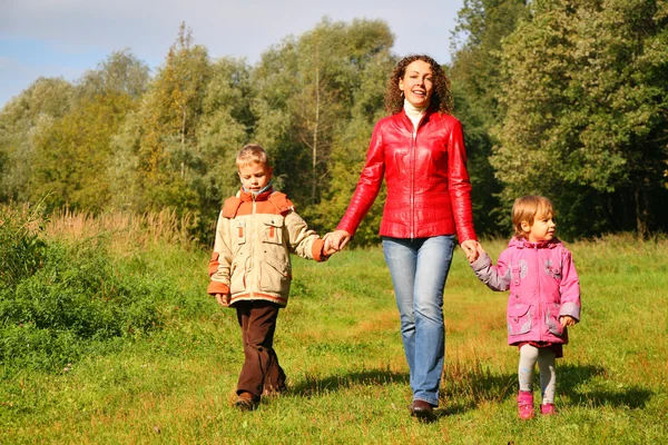 Moeder met kinderen op wandeling in hout, front weergave — Stockfoto