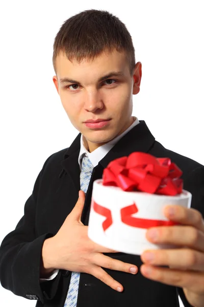 Jonge zakenman geeft doos met cadeau — Stockfoto