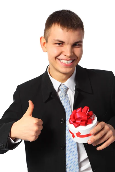 Jovem homem de negócios sorridente com caixa de presente — Fotografia de Stock