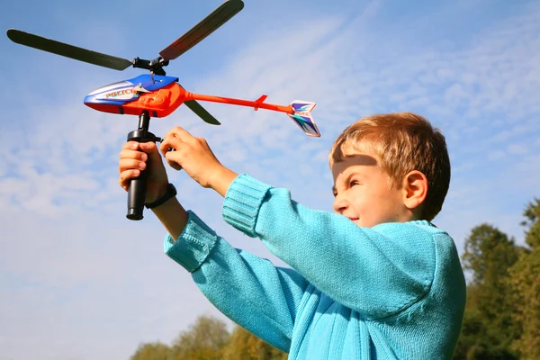 Мальчик начинает игрушечный вертолет — стоковое фото