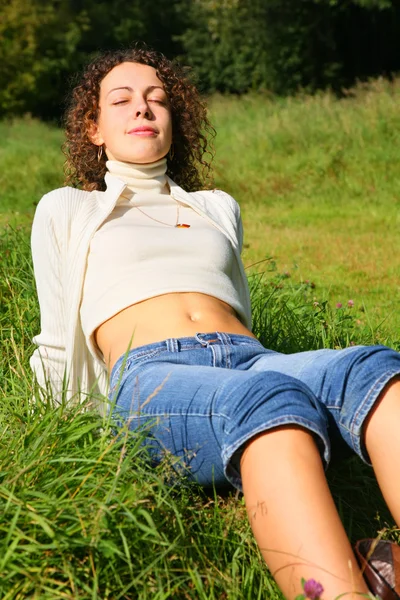 Schoonheid van de jonge vrouw buiten zit op gras — Stockfoto