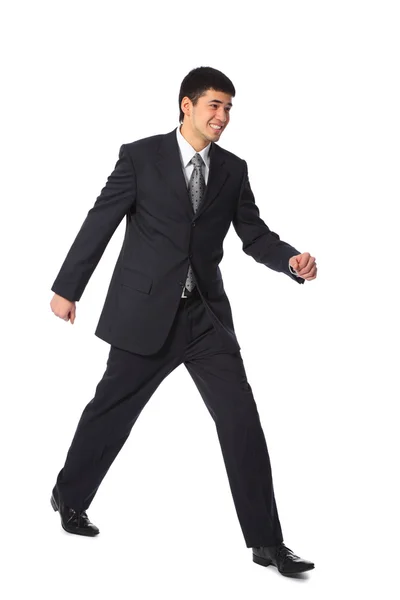Giovane sorridente asiatico businessman completo corpo passeggiate — Foto Stock