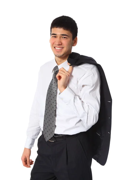 Młody azjatycki biznesmen uśmiechający się z kurtki na ramieniu — Zdjęcie stockowe