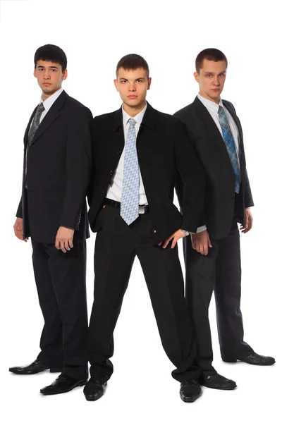 Tre unga affärsmän stå halvcirkel — Stockfoto