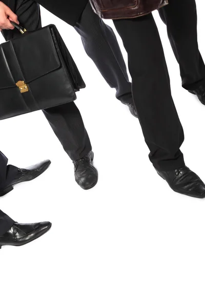 Pernas de homens de negócios e pasta em mãos — Fotografia de Stock