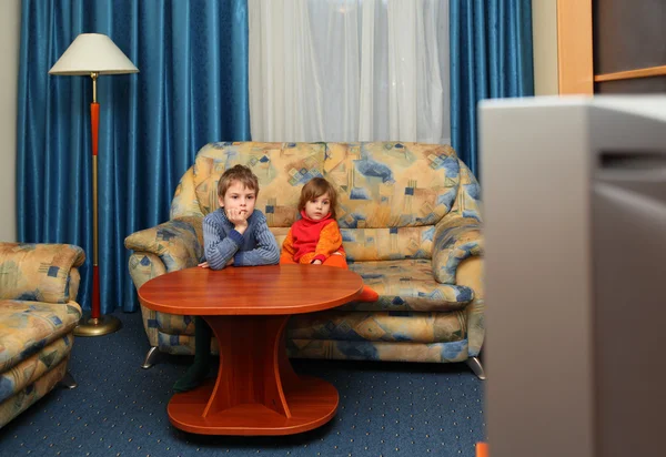 Dvě děti dívat se na televizi — Stock fotografie