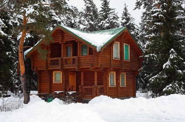 Ξύλινο σπίτι στο ξύλο του χειμώνα — Φωτογραφία Αρχείου