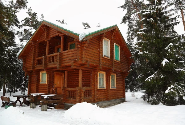 Ξύλινη κατοικία στο χειμώνα ξύλο — Φωτογραφία Αρχείου