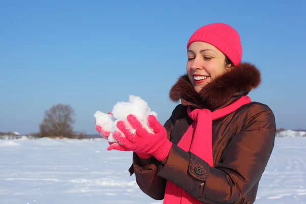 冬の屋外の若い美しさの少女の手の中の雪を保持します。 — ストック写真