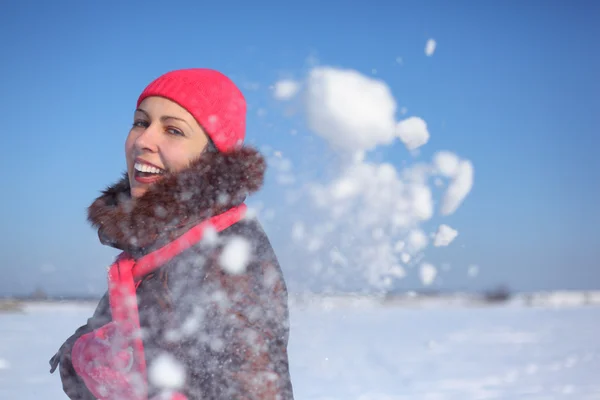 Молодая красотка на открытом воздухе зимой бросает снег — стоковое фото
