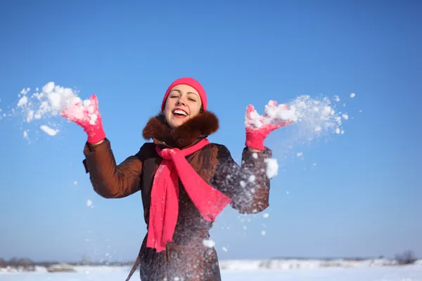 Young beauty girl outdoor in winter throws snow — Stock Photo, Image