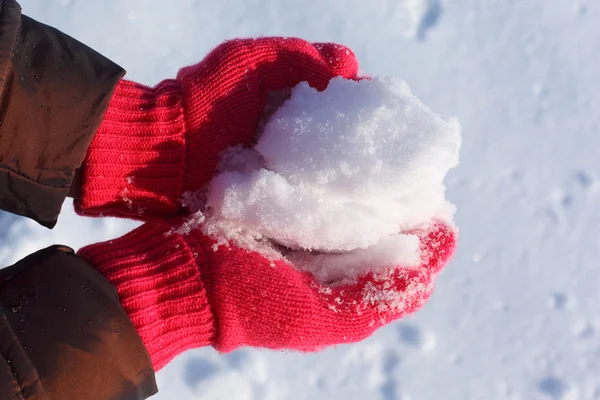 Руки со снегом — стоковое фото