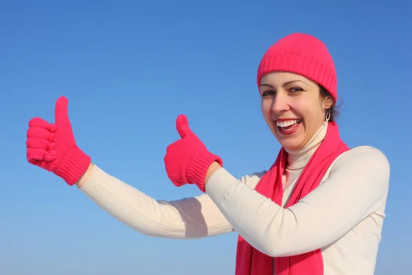 Młoda kobieta w czerwone rękawice pokazuje gest ok — Zdjęcie stockowe
