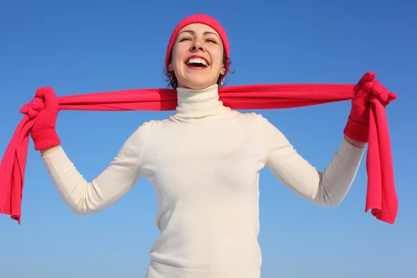 Junge Frau in roten Handschuhen und Schal — Stockfoto