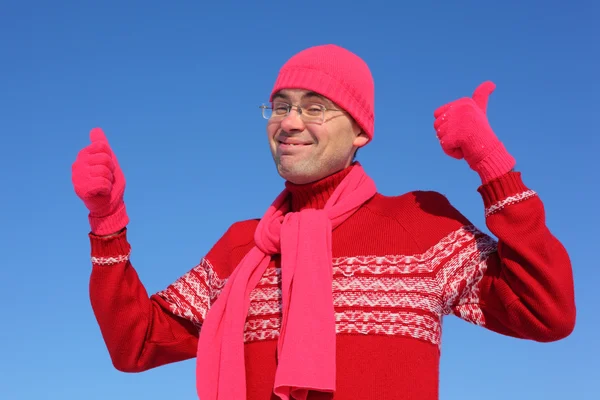 Homem engraçado em luvas vermelhas e cachecol — Fotografia de Stock