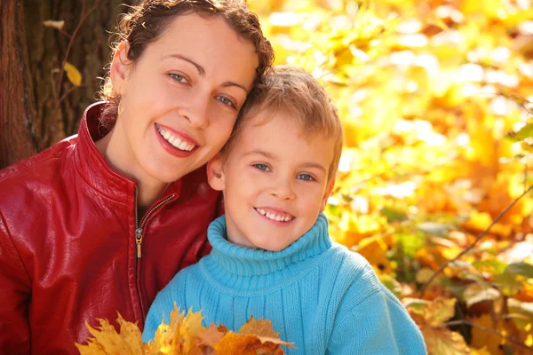 Mãe e filho em madeira de outono — Fotografia de Stock