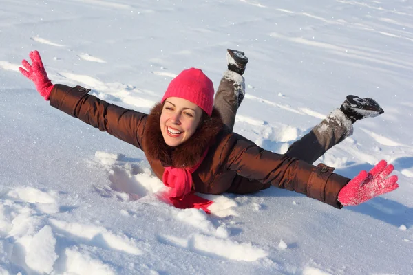 Mladá kráska žena leží na sněhu — Stock fotografie