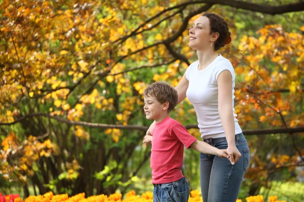 Moeder met zoon te houden voor handen in de tuin in het voorjaar van — Stockfoto