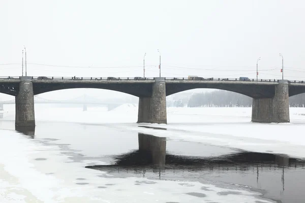 冬の川に架かる橋します。 — ストック写真