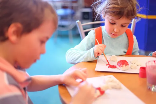 Дети рисуют игрушки из глины — стоковое фото