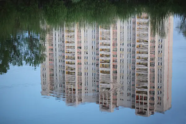 摩天大楼在水中的反思 — 图库照片
