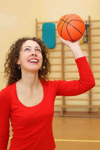 Chica joven lanza pelota de baloncesto — Foto de Stock