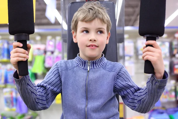 Boy v obchodě na sportovní gymnastické náčiní — Stock fotografie