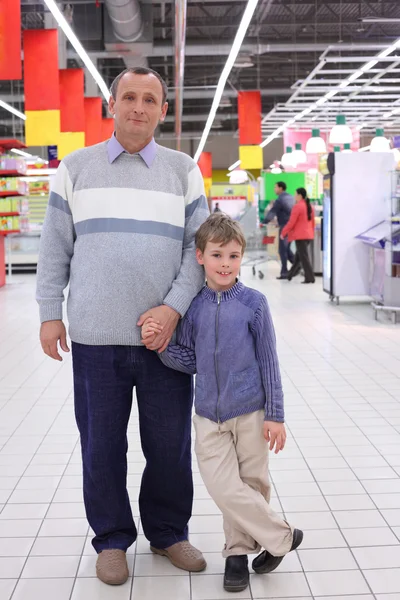 Anciano con chico en tienda — Foto de Stock