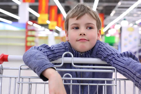Boy v obchodě s vozíkem — Stock fotografie