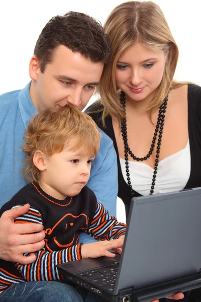 Ouders whit zoon blik op laptop — Stockfoto