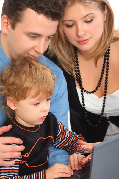 Ouders whit zoon blik op laptop close-up — Stockfoto